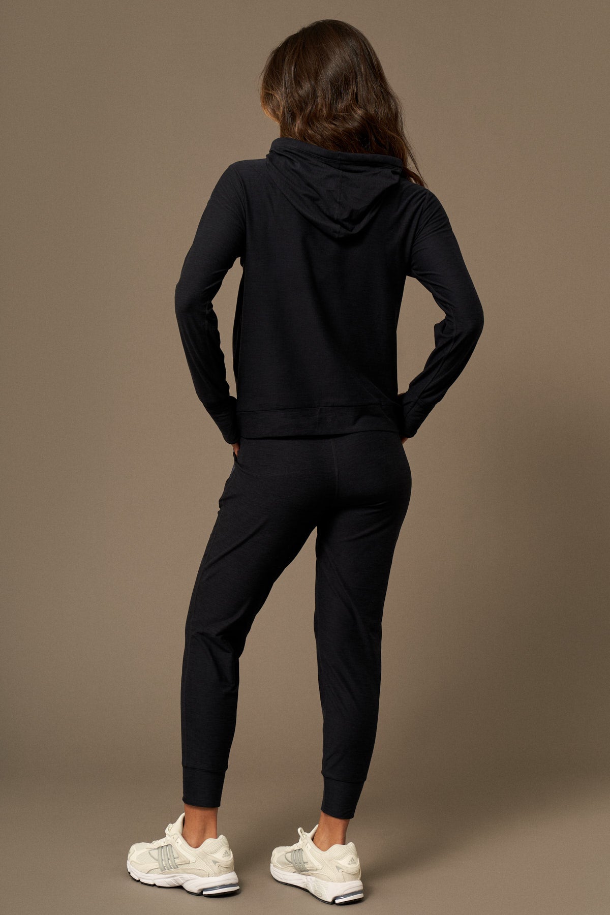 Breeze Hoodie en Navy-Sweatshirts-Tienda Ropa Leggings Yoga Sostenibles Reciclados Mujer On-line Barcelona Believe Athletics Sustainable Recycled Yoga Clothes