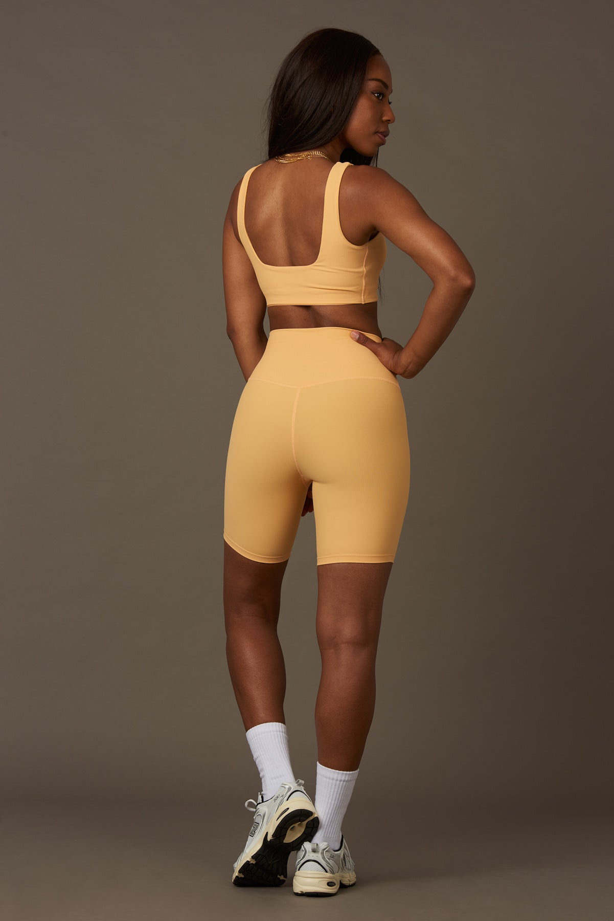 Bel Air Bra en Peach-Bras-Tienda Ropa Leggings Yoga Sostenibles Reciclados Mujer On-line Barcelona Believe Athletics Sustainable Recycled Yoga Clothes