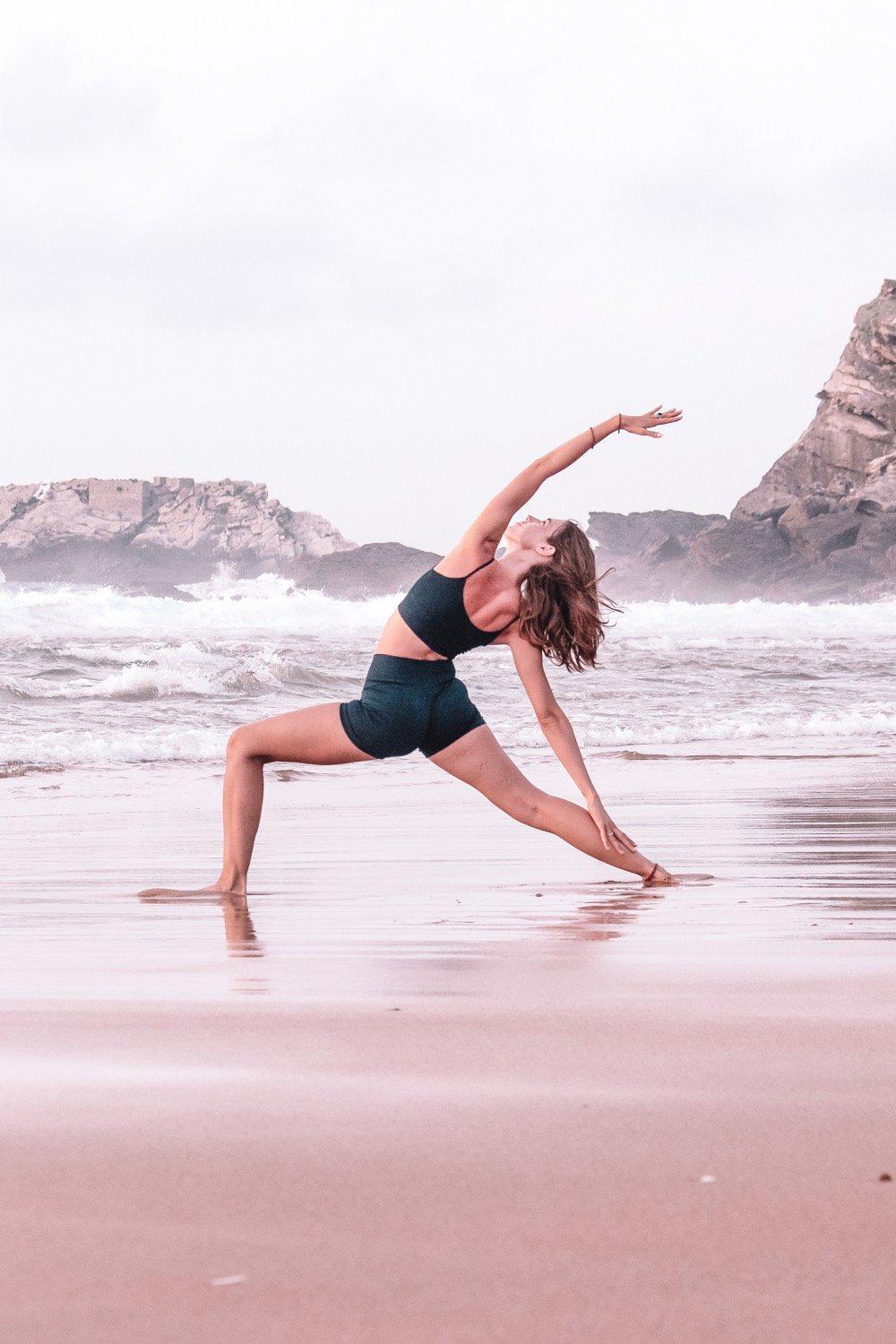 Bliss Short Push-Up in Navy-Shorts-Tienda Ropa Leggings Yoga Sostenibles Reciclados Mujer On-line Barcelona Believe Athletics Vêtements de yoga durables et recyclés