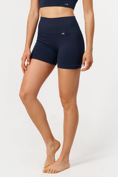 Bliss Short Push-Up en Navy-Shorts-Tienda Ropa Leggings Yoga Sostenibles Reciclados Mujer On-line Barcelona Believe Athletics Sustainable Recycled Yoga Clothes