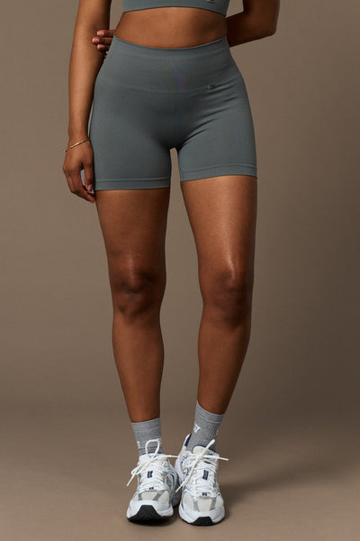 Bliss Short en Gris-Shorts-Tienda Ropa Leggings Yoga Sostenibles Reciclados Mujer On-line Barcelona Believe Athletics Sustainable Recycled Yoga Clothes
