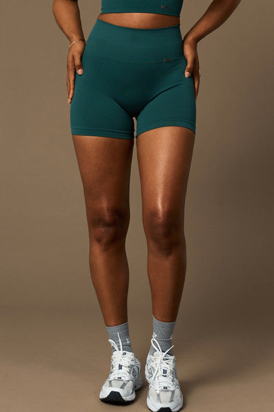 Bliss Short en Pine-Shorts-Tienda Ropa Leggings Yoga Sostenibles Reciclados Mujer On-line Barcelona Believe Athletics Sustainable Recycled Yoga Clothes