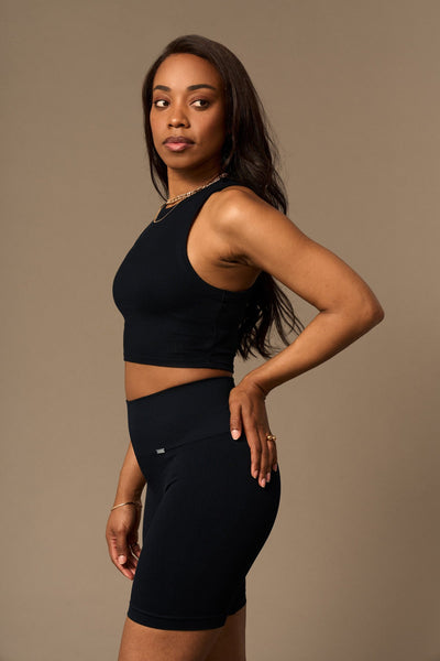 Crescent Tank Top en Negro-T-Shirts-Tienda Ropa Leggings Yoga Sostenibles Reciclados Mujer On-line Barcelona Believe Athletics Sustainable Recycled Yoga Clothes