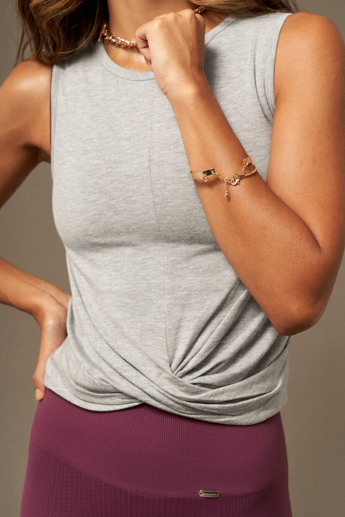 Hug Me T-Shirt en Gris-T-Shirts-Tienda Ropa Leggings Yoga Sostenibles Reciclados Mujer On-line Barcelona Believe Athletics Sustainable Recycled Yoga Clothes