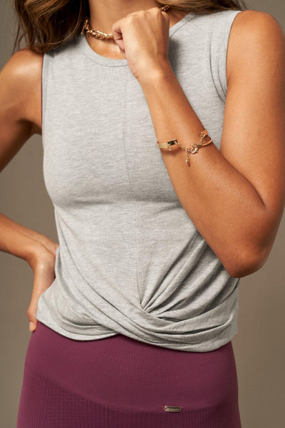 Hug Me T-Shirt en Gris-T-Shirts-Tienda Ropa Leggings Yoga Sostenibles Reciclados Mujer On-line Barcelona Believe Athletics Sustainable Recycled Yoga Clothes