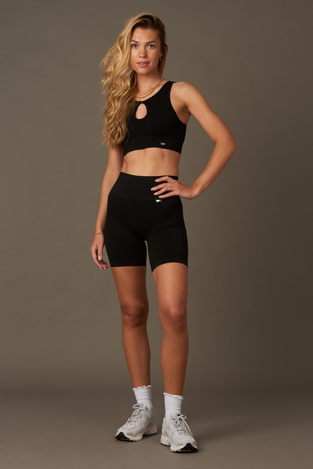 Rainbow Bra en Negro-Bras-Tienda Ropa Leggings Yoga Sostenibles Reciclados Mujer On-line Barcelona Believe Athletics Sustainable Recycled Yoga Clothes