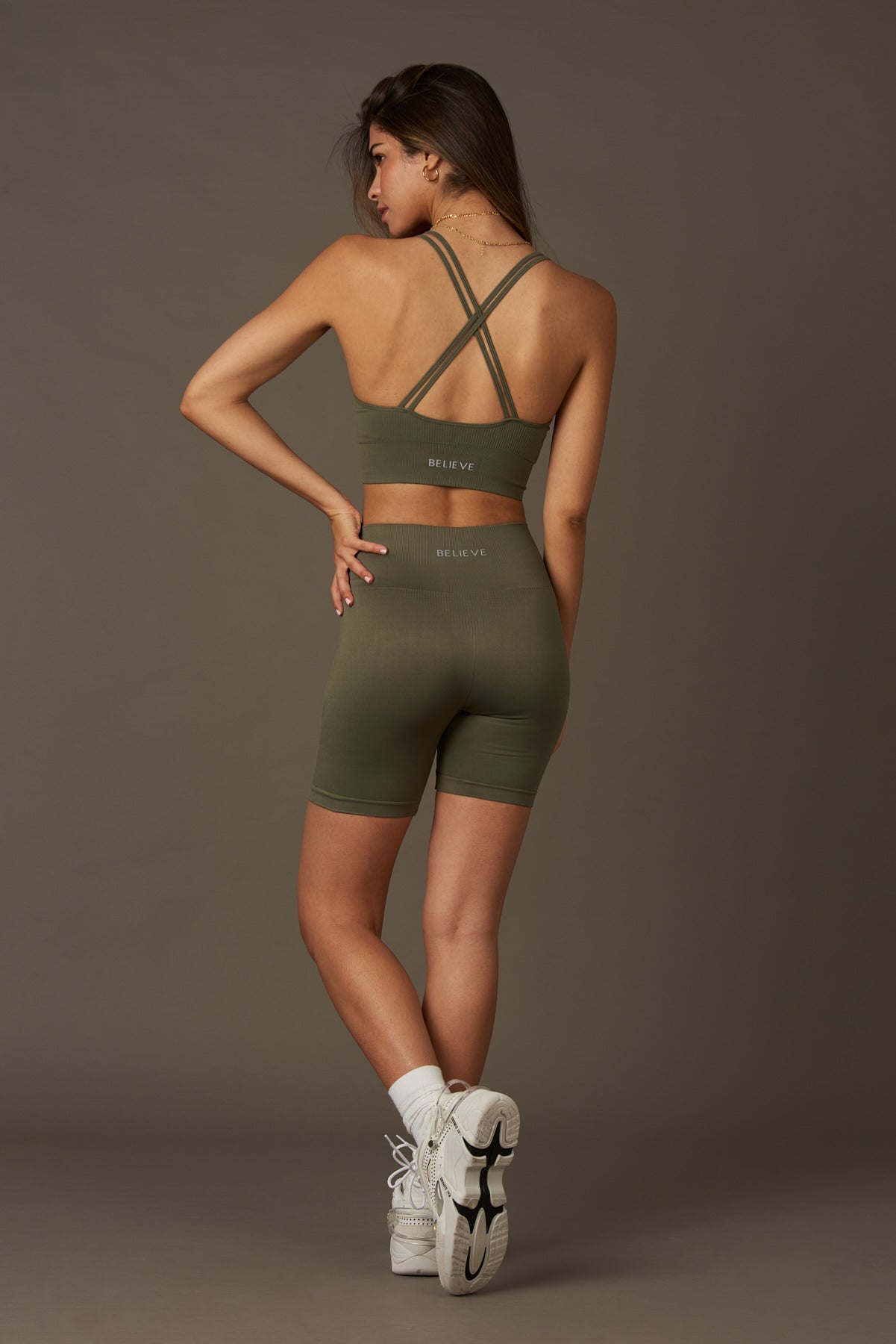 Solar Bra en Caqui-Bras-Tienda Ropa Leggings Yoga Sostenibles Reciclados Mujer On-line Barcelona Believe Athletics Sustainable Recycled Yoga Clothes
