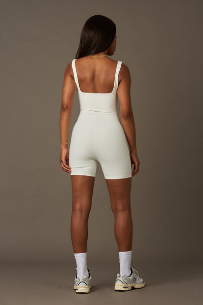 Combinaison Swanky en Blanc Perle-Jumpsuits-Shop Leggings de Yoga Recyclé Durable Vêtements Femme en ligne Barcelona Believe Athletics Vêtements de Yoga Recyclé Durable