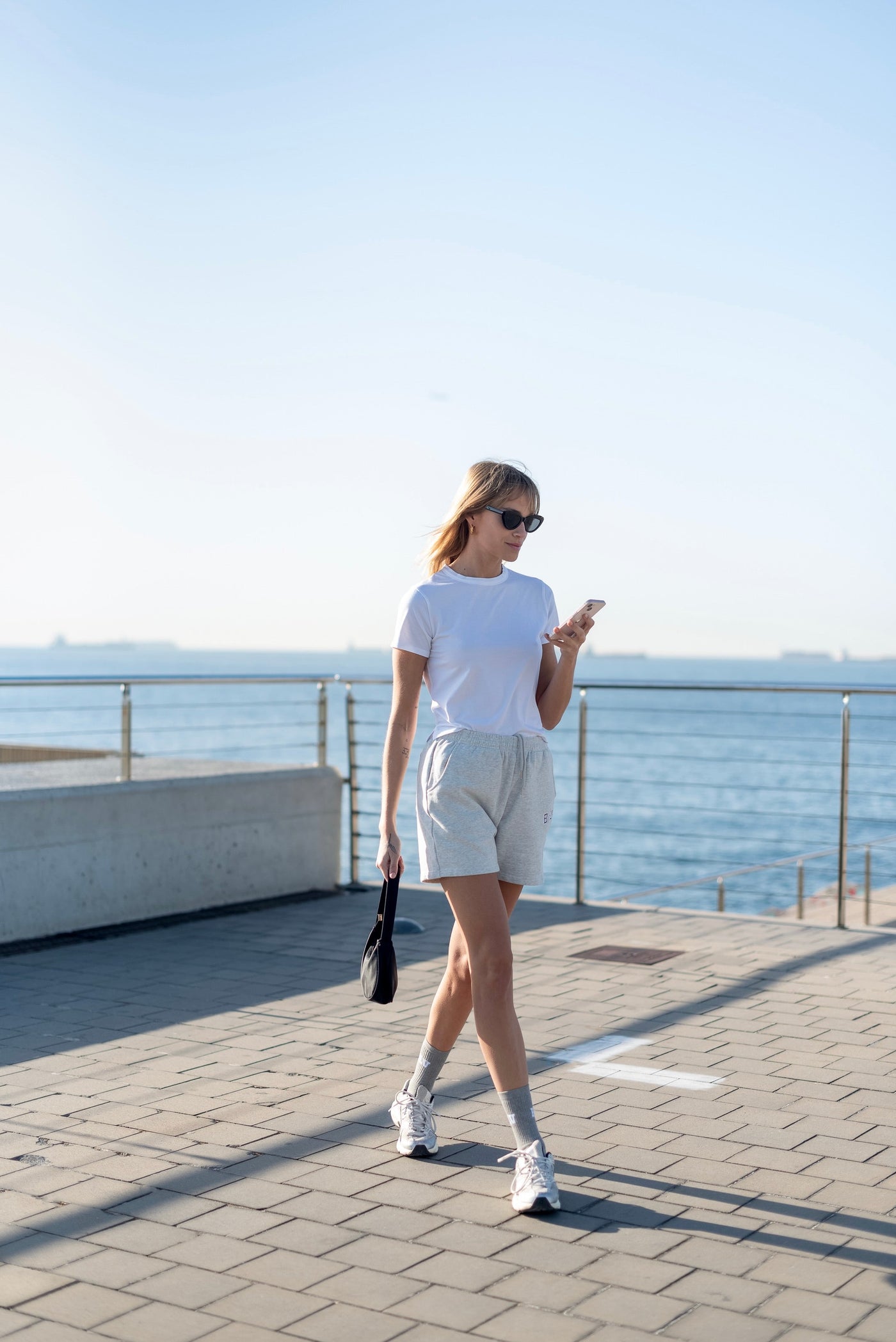 Tee Sophisti-Simple in Weiß-T-Shirts-Shop Kleidung Nachhaltige Recycelte Yoga Leggings Damen On-line Barcelona Believe Athletics Nachhaltige Recycelte Yoga-Kleidung