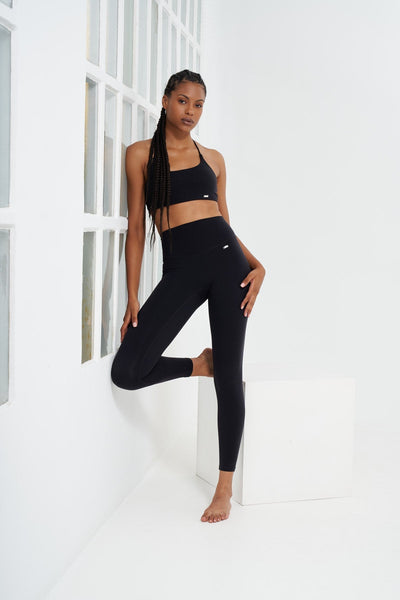 Venture Bra en Negro-Bras-Tienda Ropa Leggings Yoga Sostenibles Reciclados Mujer On-line Barcelona Believe Athletics Sustainable Recycled Yoga Clothes