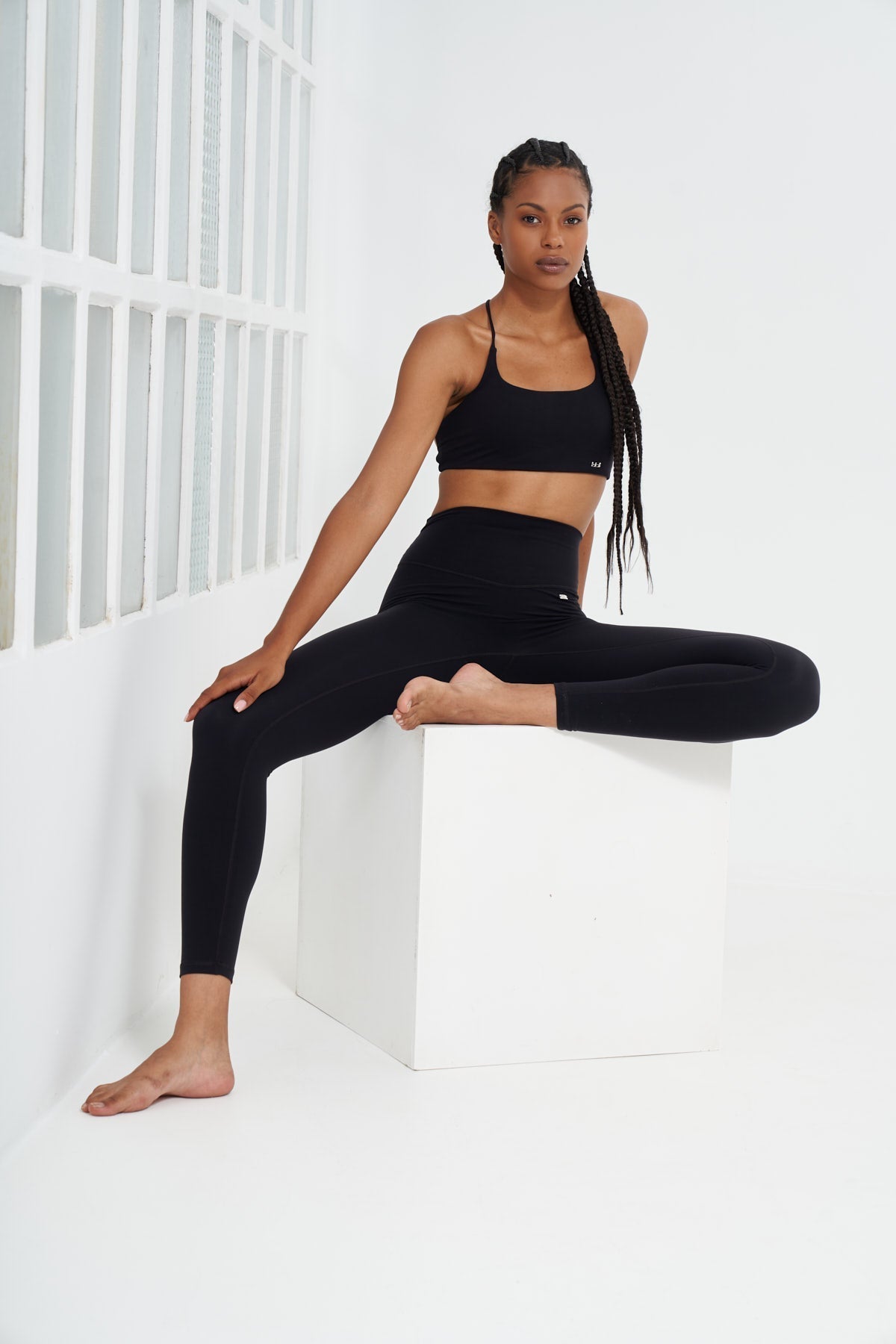 Venture Legging en Negro-Long Leggings-Tienda Ropa Leggings Yoga Sostenibles Reciclados Mujer On-line Barcelona Believe Athletics Sustainable Recycled Yoga Clothes