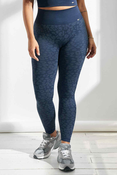 Wild Legging in Leopard Blue Ink-Long Leggings-Shop Sustainable Recycled Yoga Leggings Vêtements pour femmes en ligne Barcelona Believe Athletics Vêtements de yoga recyclé durable