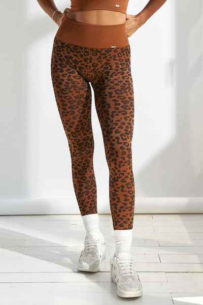Wild Legging in Leopard Caramel-Long Leggings-Shop Leggings Yoga Riciclato Sostenibile Abbigliamento Donna On-line Barcellona Believe Athletics Abbigliamento Yoga Riciclato Sostenibile